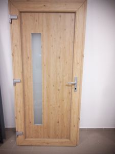 Kvalitne pvc vchodove dvere VNC8 severny smrek.